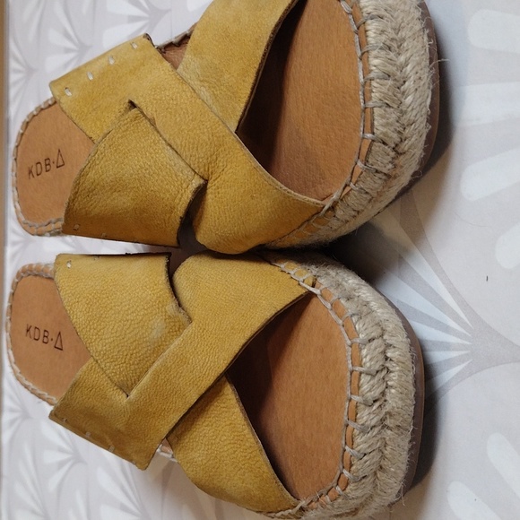 $5 Deal Kelsi Dagger Brooklyn yellow wedge - Picture 5 of 7